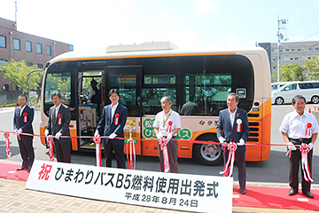 関係者によるテープカット