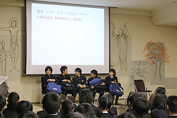 車内でのマナーを実演