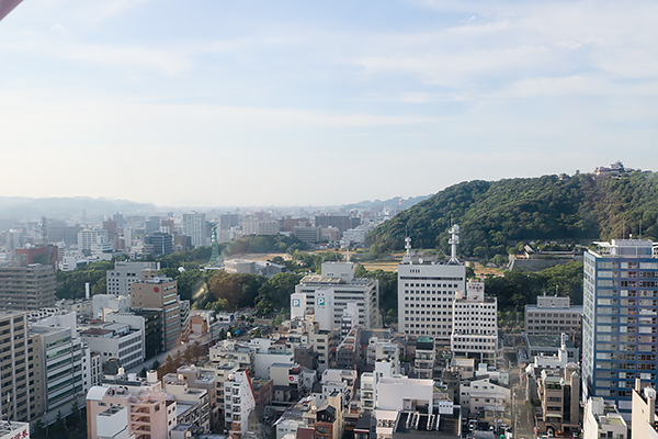 北西：瀬戸内の島々が見える