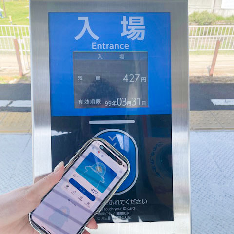 改札入場用カードリーダーにタッチ