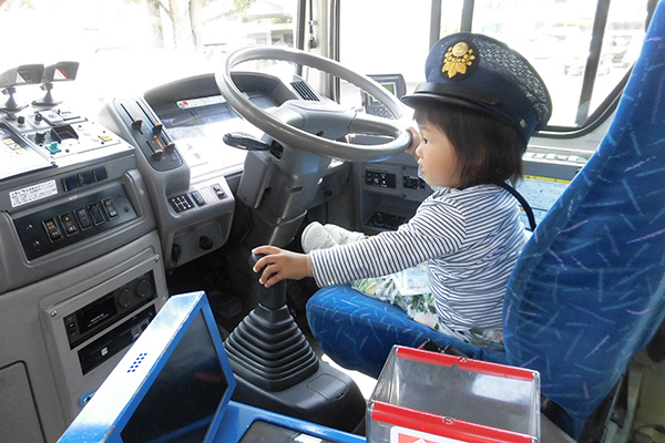 運転席で記念撮影