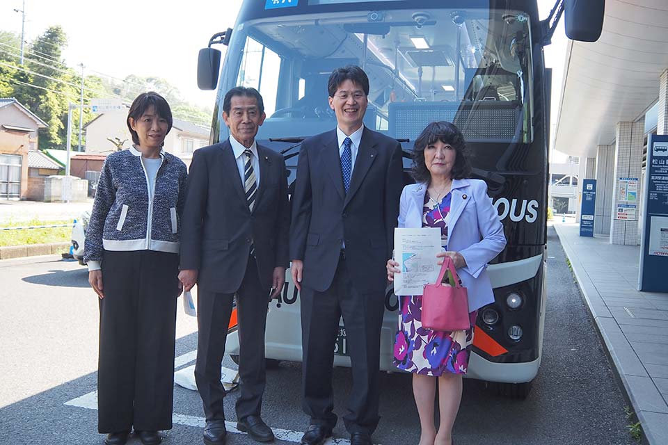自民党バス議員連盟が自動運転バスを視察
