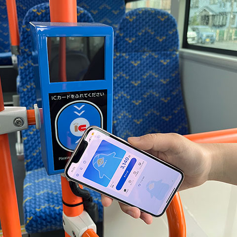 乗車用カードリーダーにタッチ